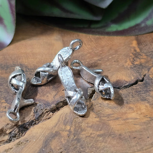 8 Charms in Form von Pumps, antik-silberfarben, ca. 23 mm – perfekt für Schlüsselanhänger, Schmuck & DIY-Projekte.