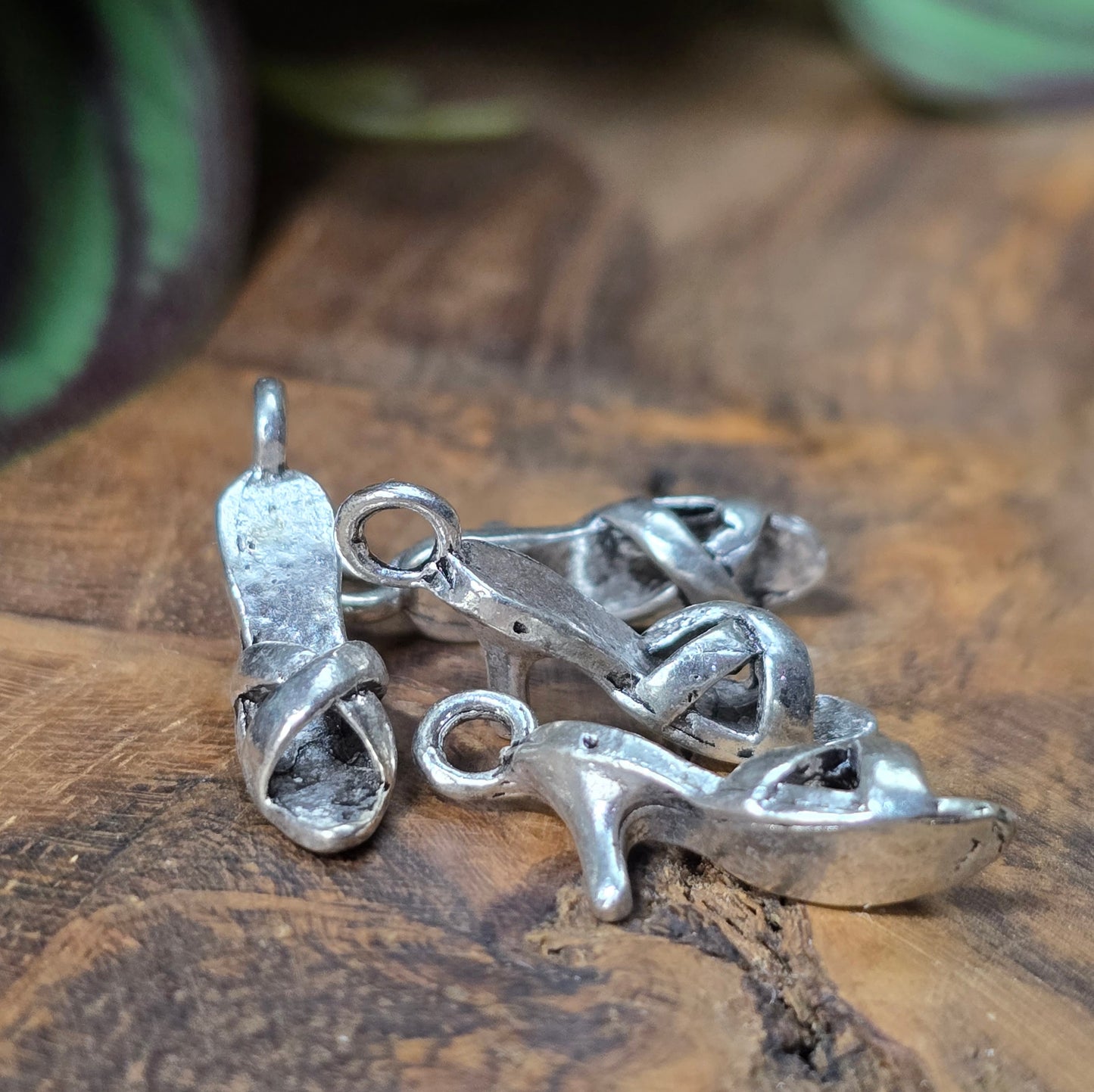 8 Charms in Form von Pumps, antik-silberfarben, ca. 23 mm – perfekt für Schlüsselanhänger, Schmuck & DIY-Projekte.