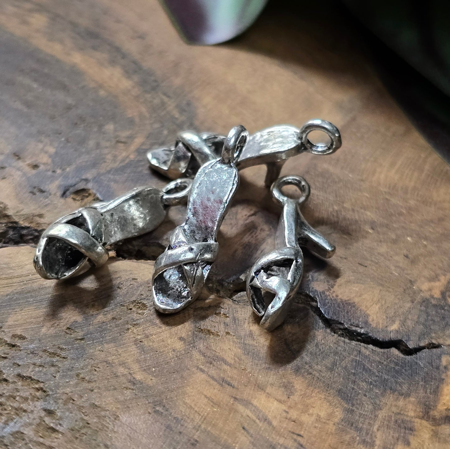 8 Charms in Form von Pumps, antik-silberfarben, ca. 23 mm – perfekt für Schlüsselanhänger, Schmuck & DIY-Projekte.
