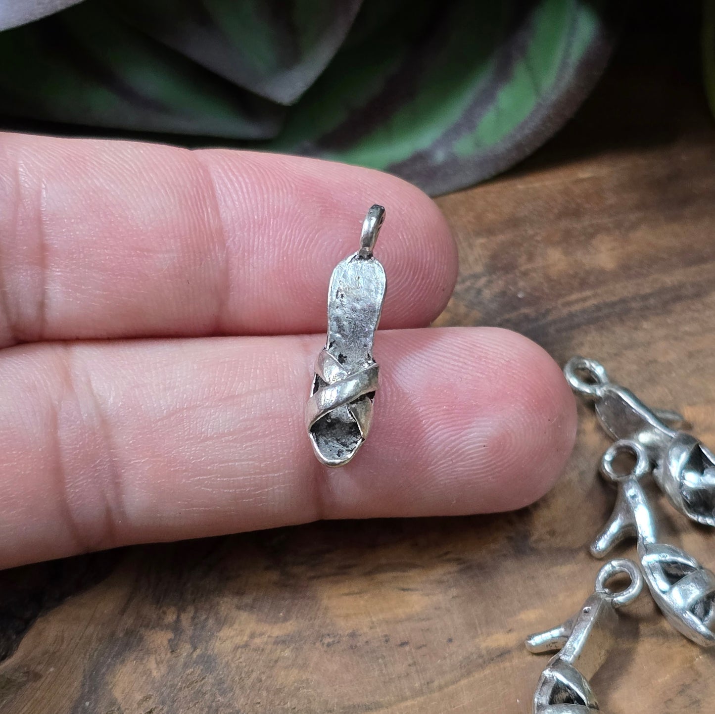 8 Charms in Form von Pumps, antik-silberfarben, ca. 23 mm – perfekt für Schlüsselanhänger, Schmuck & DIY-Projekte.