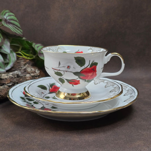 Romantisches Vintage-Gedeck von Chodziez, Polen, ca. 1970–80er. Mit Rosen- & Golddekor – 3-teilig, sehr gut erhalten. Ideal für Sammler:innen & Retro-Küchen!