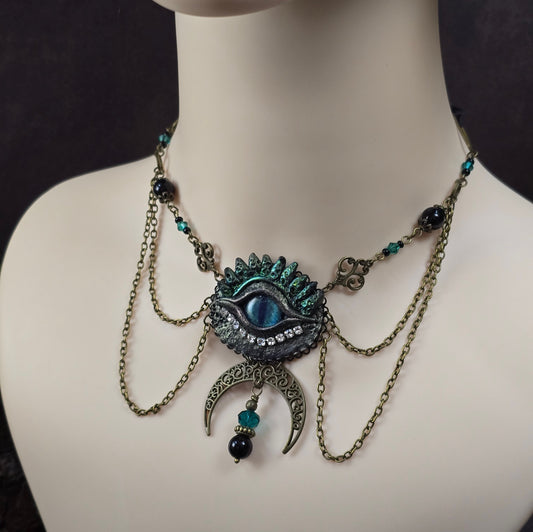 Mystischer Satin-Choker mit smaragdgrünem Drachenauge & Halbmond. Verstellbare Länge durch Bindeband. Gothic & Fantasy Schmuck-Unikat aus unserem Atelier.