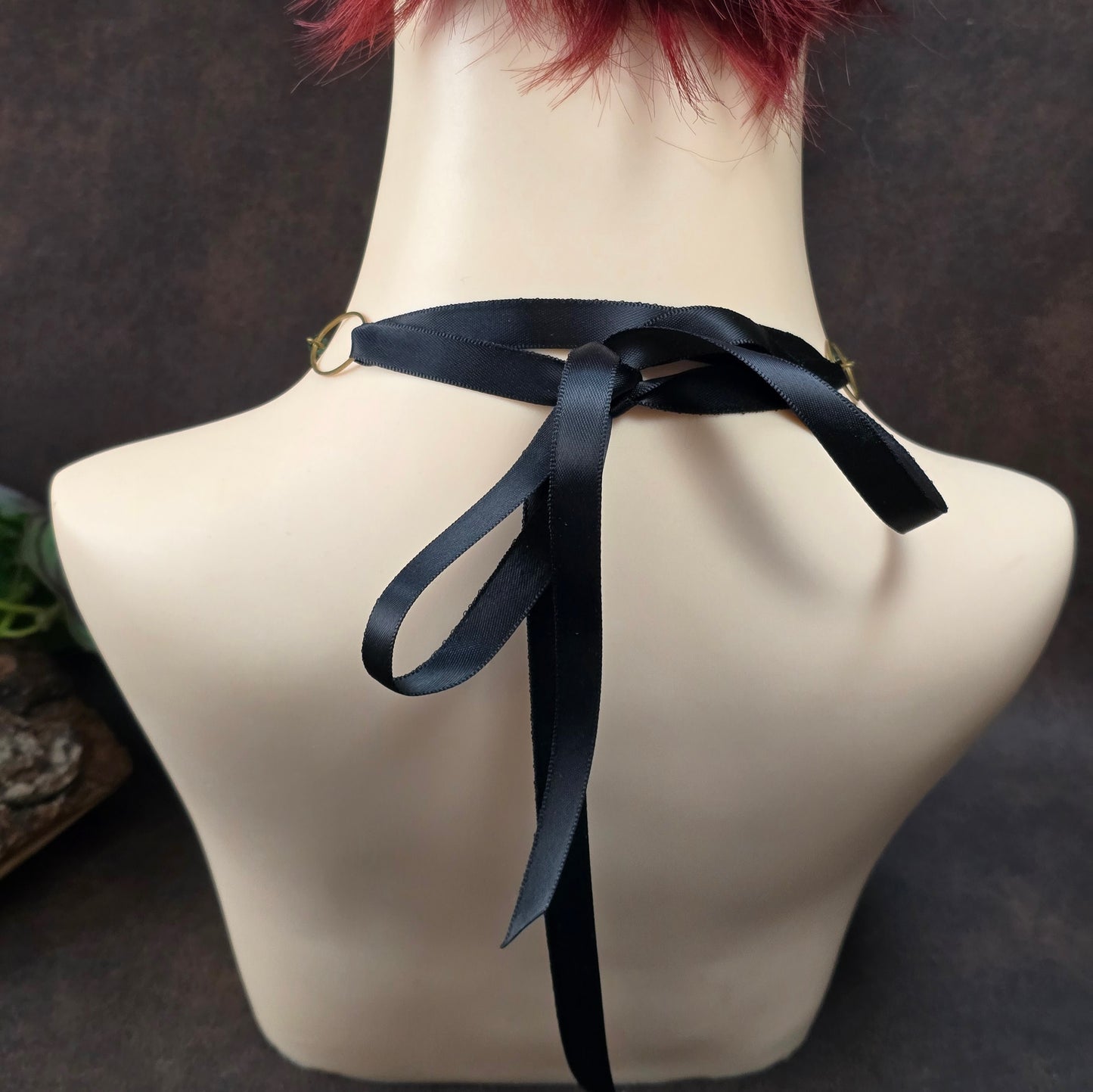 Mystischer Satin-Choker mit smaragdgrünem Drachenauge & Halbmond. Verstellbare Länge durch Bindeband. Gothic & Fantasy Schmuck-Unikat aus unserem Atelier.