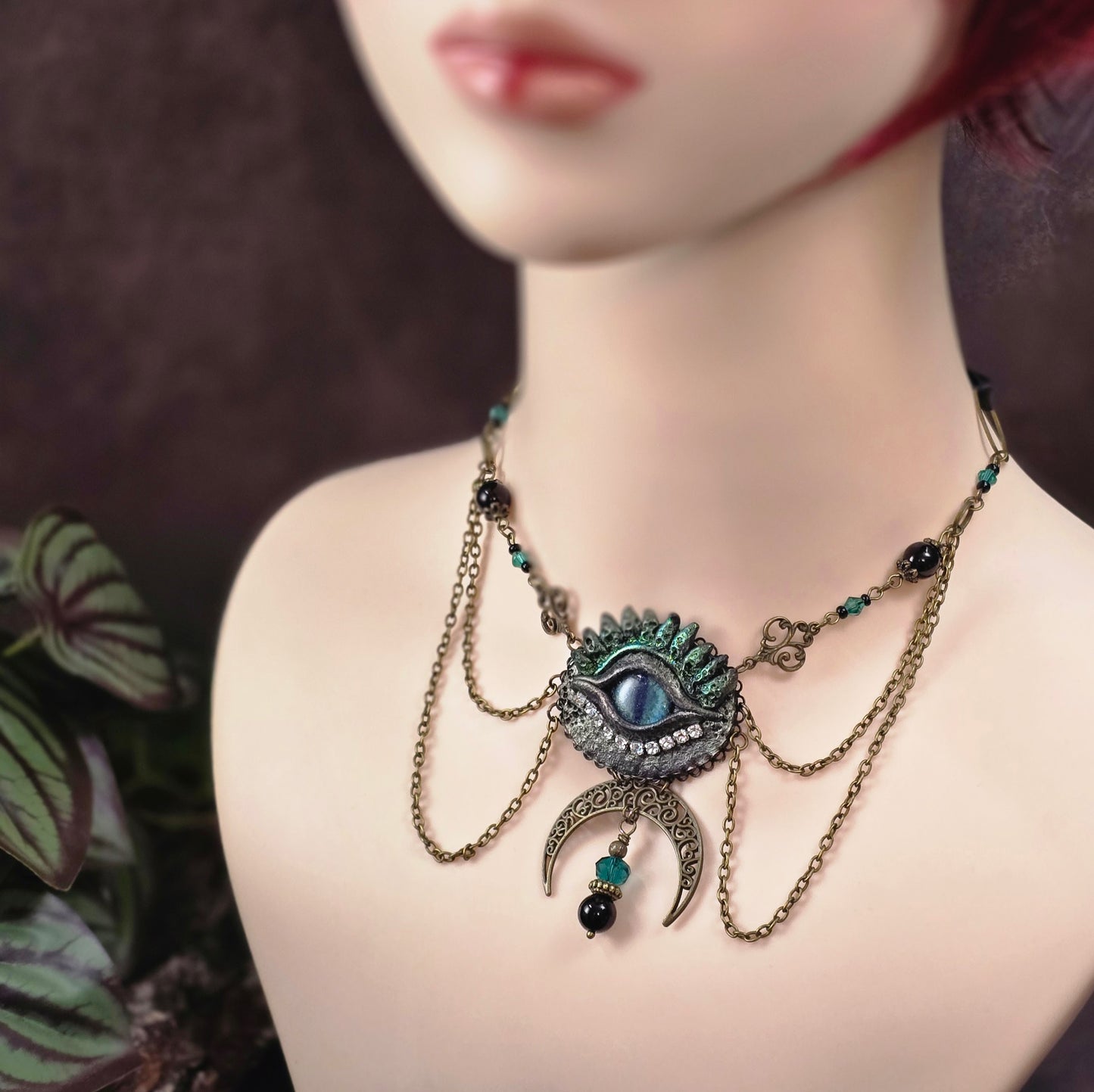Mystischer Satin-Choker mit smaragdgrünem Drachenauge & Halbmond. Verstellbare Länge durch Bindeband. Gothic & Fantasy Schmuck-Unikat aus unserem Atelier.