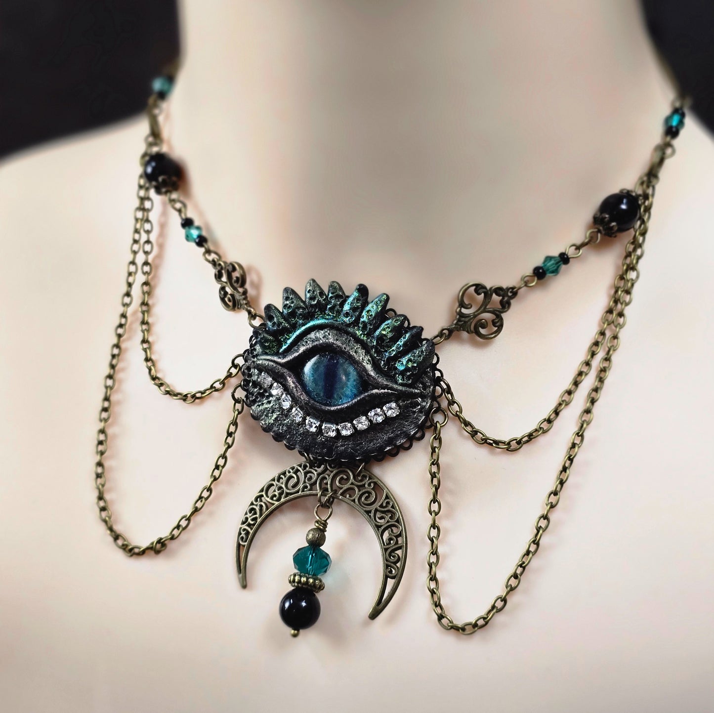 Mystischer Satin-Choker mit smaragdgrünem Drachenauge & Halbmond. Verstellbare Länge durch Bindeband. Gothic & Fantasy Schmuck-Unikat aus unserem Atelier.