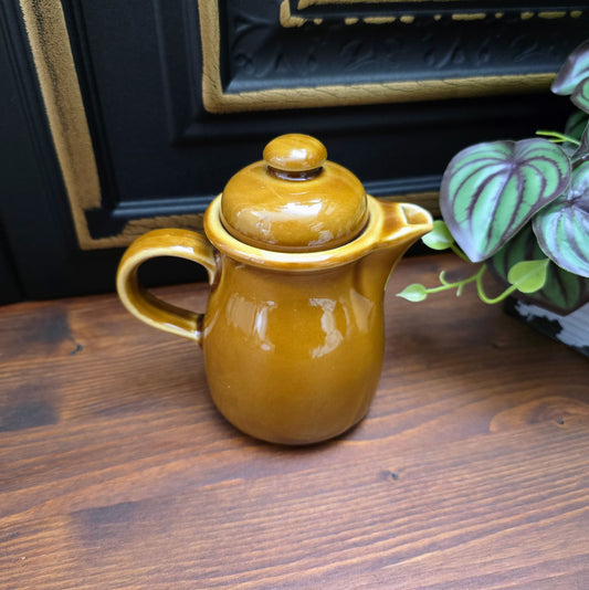 Original Colditz Porzellan Kaffeekännchen aus der DDR, 1960er–1970er. Mitropa- & HO-Gastronomie. Guter Zustand, kleiner Chip innen am Ausguss.