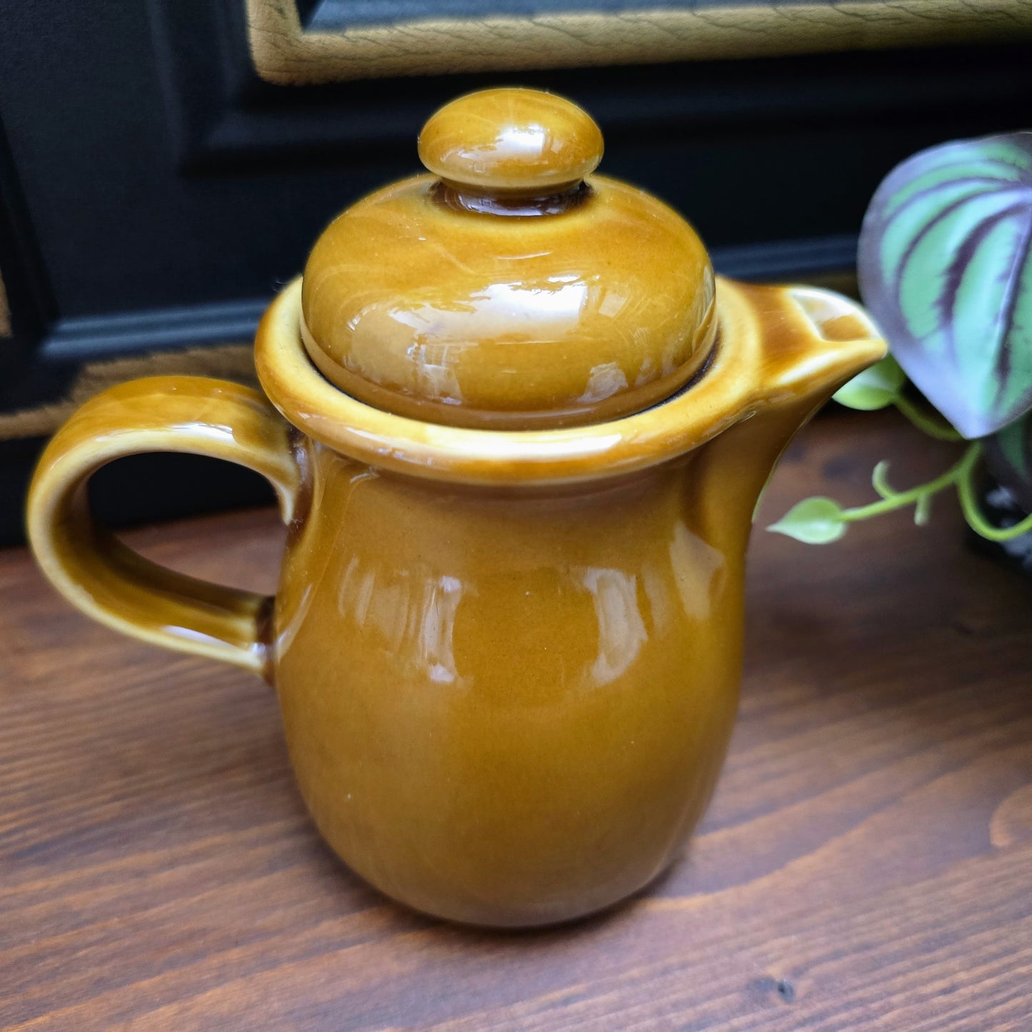 Original Colditz Porzellan Kaffeekännchen aus der DDR, 1960er–1970er. Mitropa- & HO-Gastronomie. Guter Zustand, kleiner Chip innen am Ausguss.