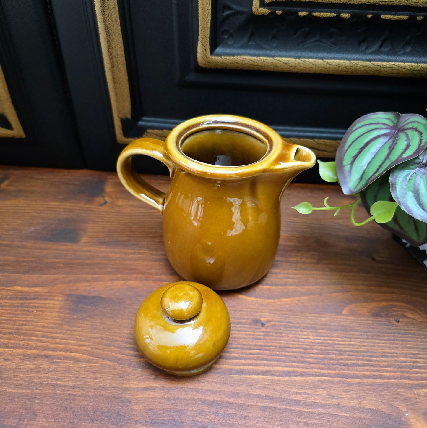 Original Colditz Porzellan Kaffeekännchen aus der DDR, 1960er–1970er. Mitropa- & HO-Gastronomie. Guter Zustand, kleiner Chip innen am Ausguss.