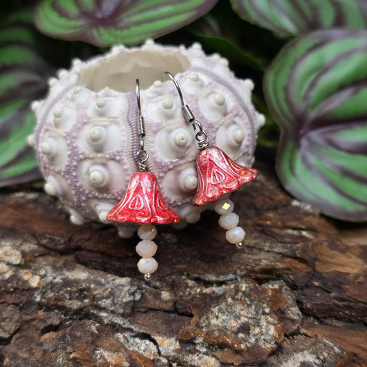 Märchenhafte Ohrhänger im Cottage Core Stil: Kleine handgefertigte Pilze mit Kristallglas & Edelstahl. Perfekt für dein Outfit oder als Geschenk für Naturliebhaberinnen & Feen.