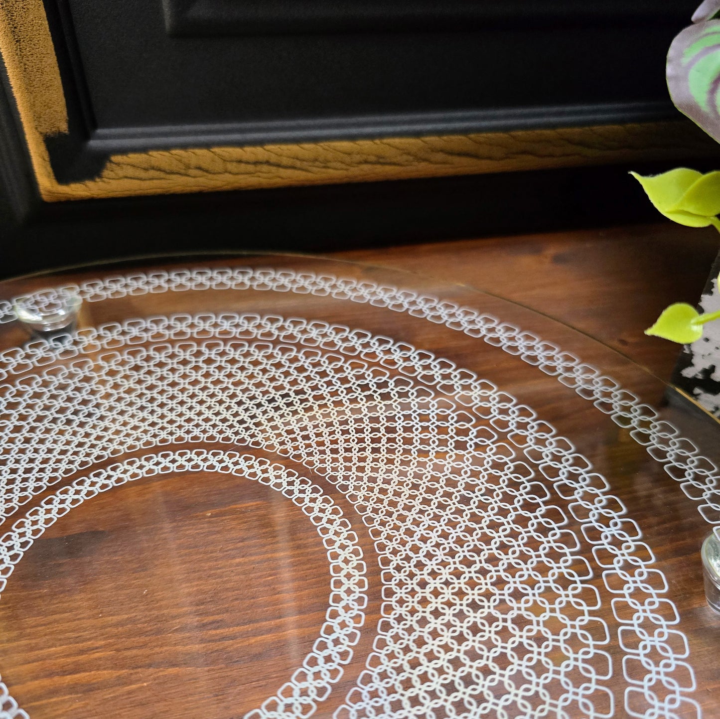 Vintage Glas-Kuchenplatte mit Goldrand & weißem Dekor – 1970er – Ø 32 cm – erhöht auf 3 Füßen. Ideal zum stilvollen Servieren. Sehr guter Zustand, leichte Gebrauchsspuren.