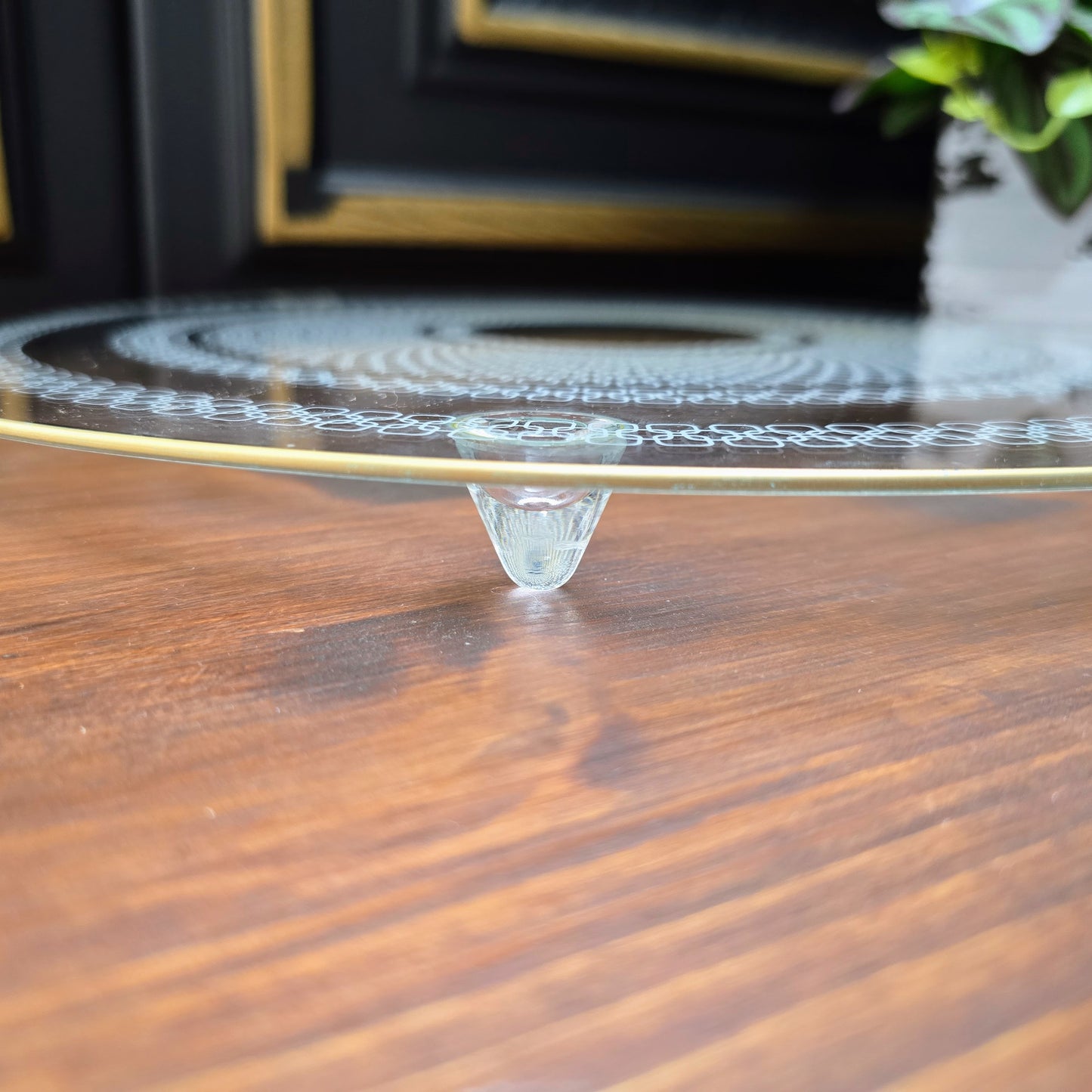 Vintage Glas-Kuchenplatte mit Goldrand & weißem Dekor – 1970er – Ø 32 cm – erhöht auf 3 Füßen. Ideal zum stilvollen Servieren. Sehr guter Zustand, leichte Gebrauchsspuren.