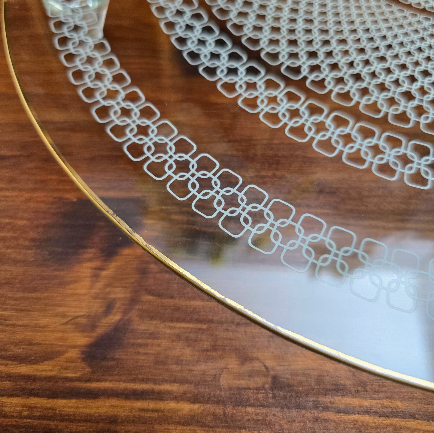 Vintage Glas-Kuchenplatte mit Goldrand & weißem Dekor – 1970er – Ø 32 cm – erhöht auf 3 Füßen. Ideal zum stilvollen Servieren. Sehr guter Zustand, leichte Gebrauchsspuren.