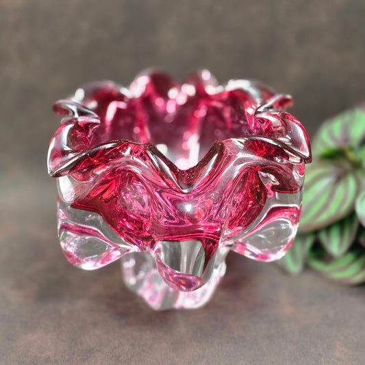 Designklassiker von Hospodka: Pinke Kunstglasschale aus den 60ern, Chribska. Schwer, gerüscht, eindrucksvoll – echtes Vintage-Statement!