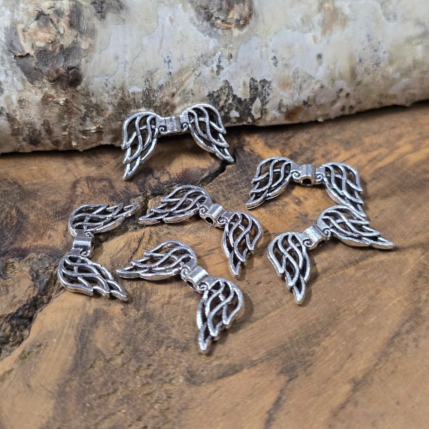 Detailreiche Engelsflügel-Perlen in antikem Silber, 19mm, im 6er Set für Schmuckdesign.
