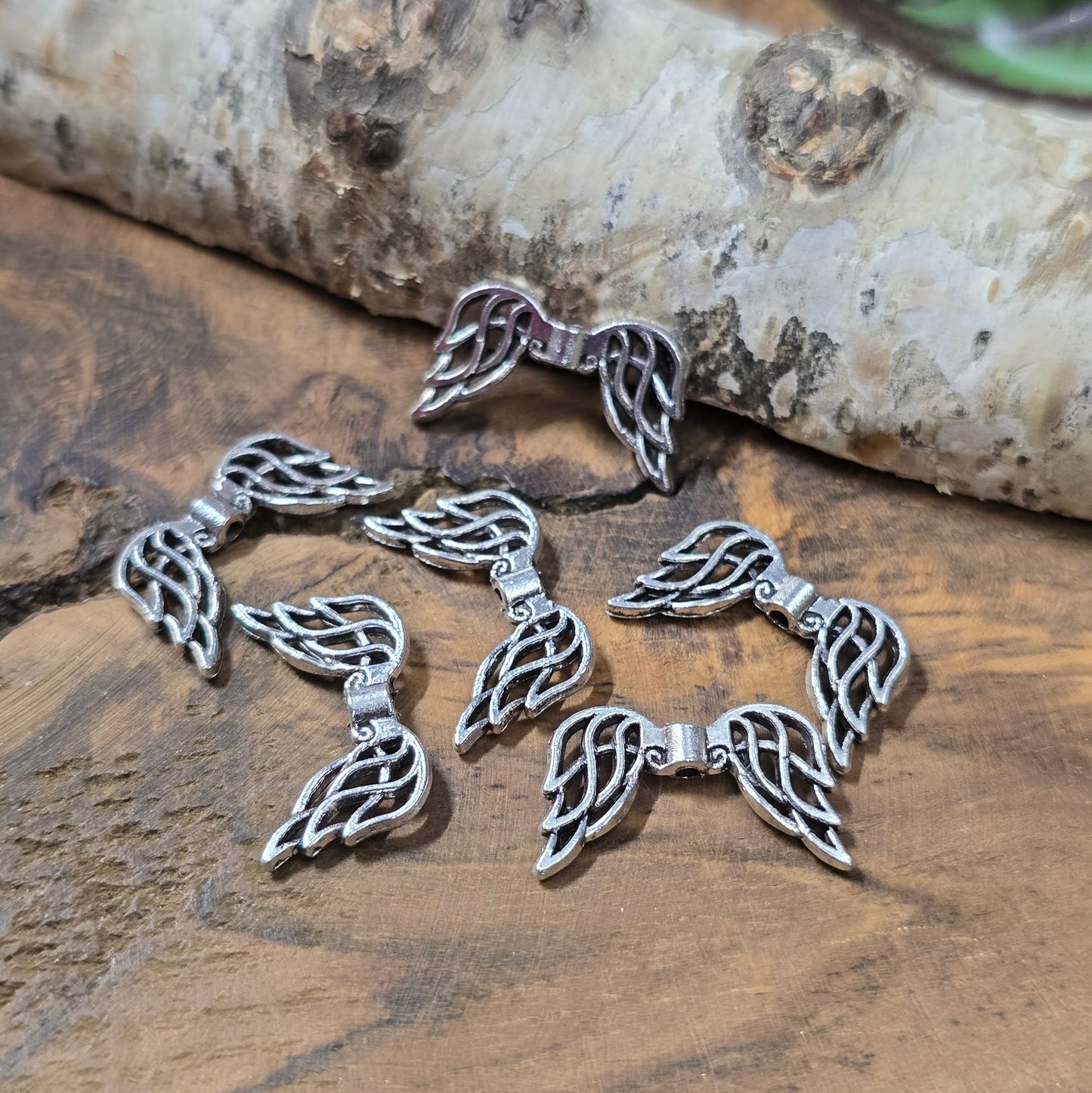 Detailreiche Engelsflügel-Perlen in antikem Silber, 19mm, im 6er Set für Schmuckdesign.