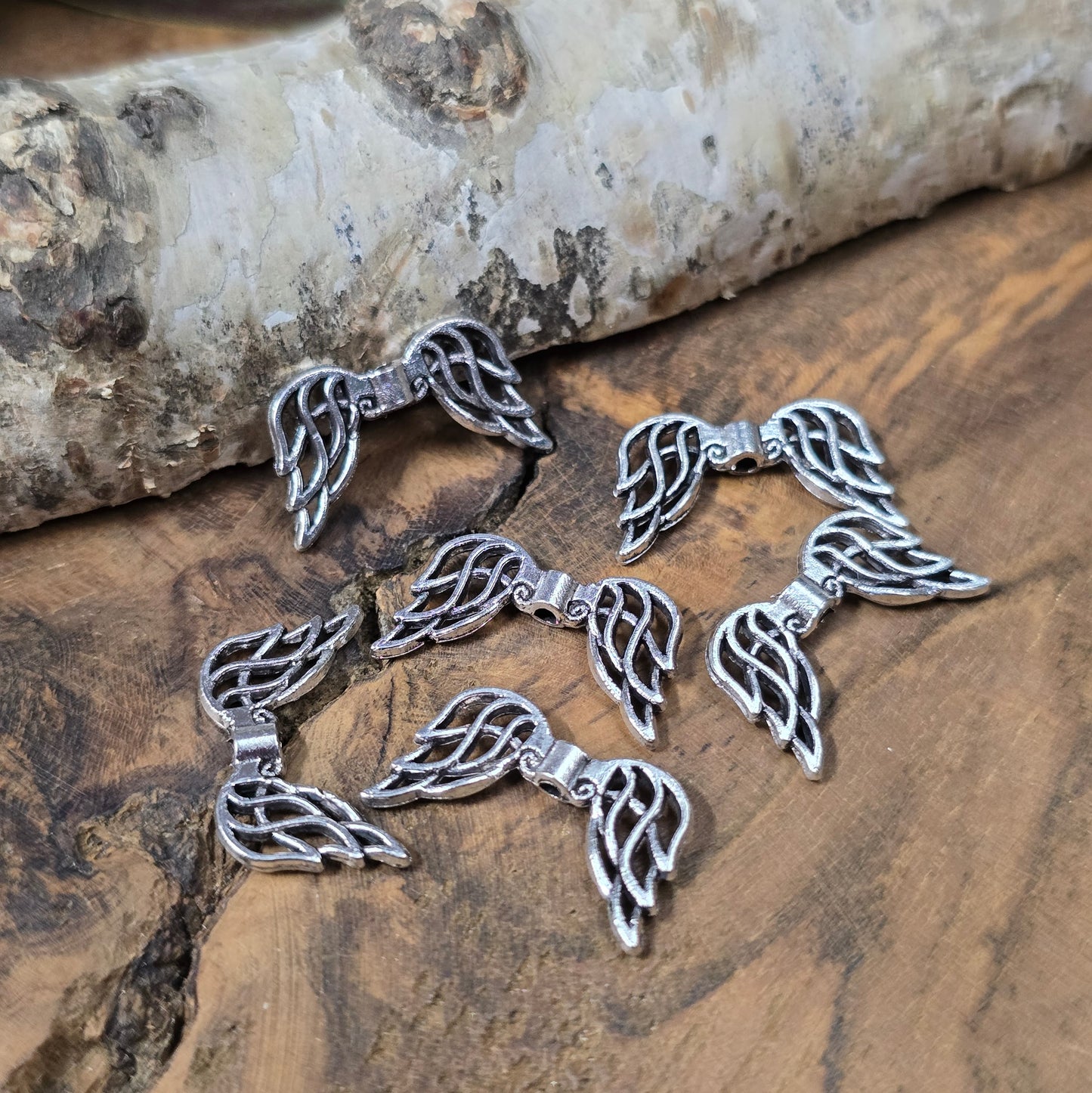 Detailreiche Engelsflügel-Perlen in antikem Silber, 19mm, im 6er Set für Schmuckdesign.