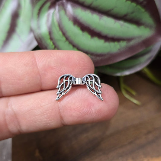 Detailreiche Engelsflügel-Perlen in antikem Silber, 19mm, im 6er Set für Schmuckdesign.
