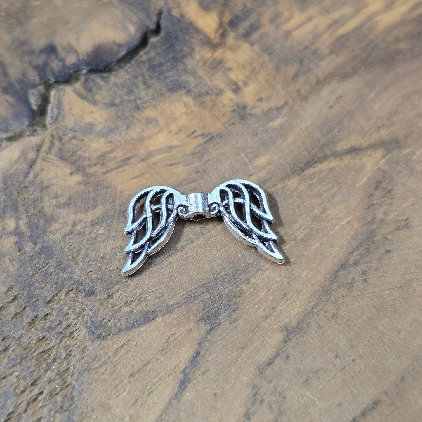 Detailreiche Engelsflügel-Perlen in antikem Silber, 19mm, im 6er Set für Schmuckdesign.
