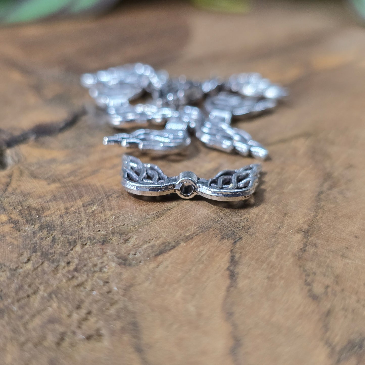 Detailreiche Engelsflügel-Perlen in antikem Silber, 19mm, im 6er Set für Schmuckdesign.