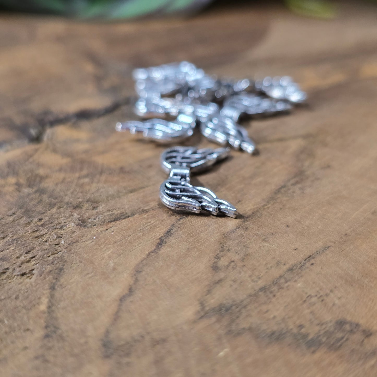 Detailreiche Engelsflügel-Perlen in antikem Silber, 19mm, im 6er Set für Schmuckdesign.