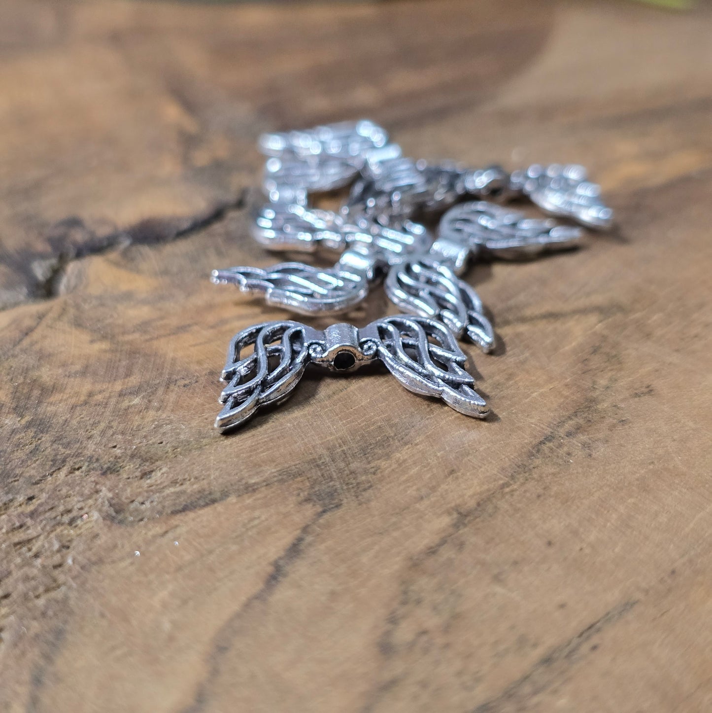 Detailreiche Engelsflügel-Perlen in antikem Silber, 19mm, im 6er Set für Schmuckdesign.