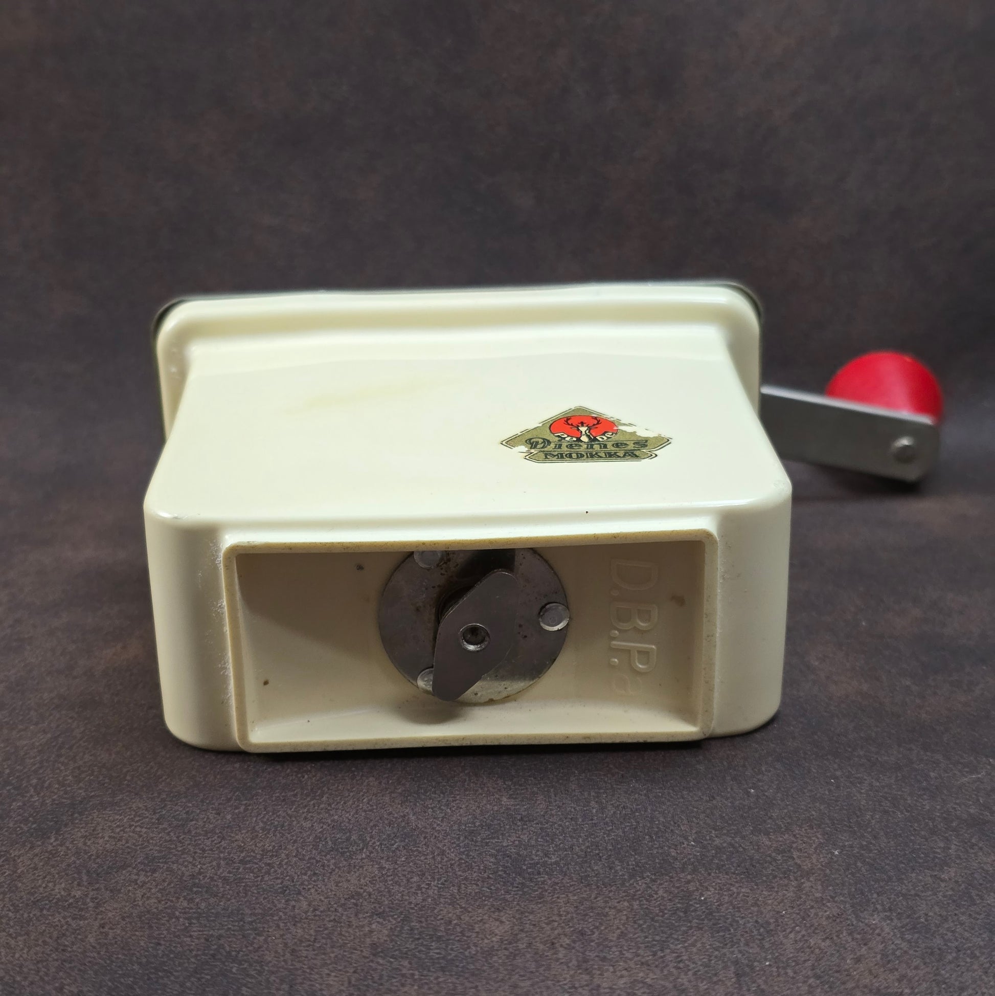 Dienes Handkaffeemühle aus den 1950er-Jahren mit Bakelit-Knauf, Holzgehäuse und funktionsfähigem Mahlwerk.