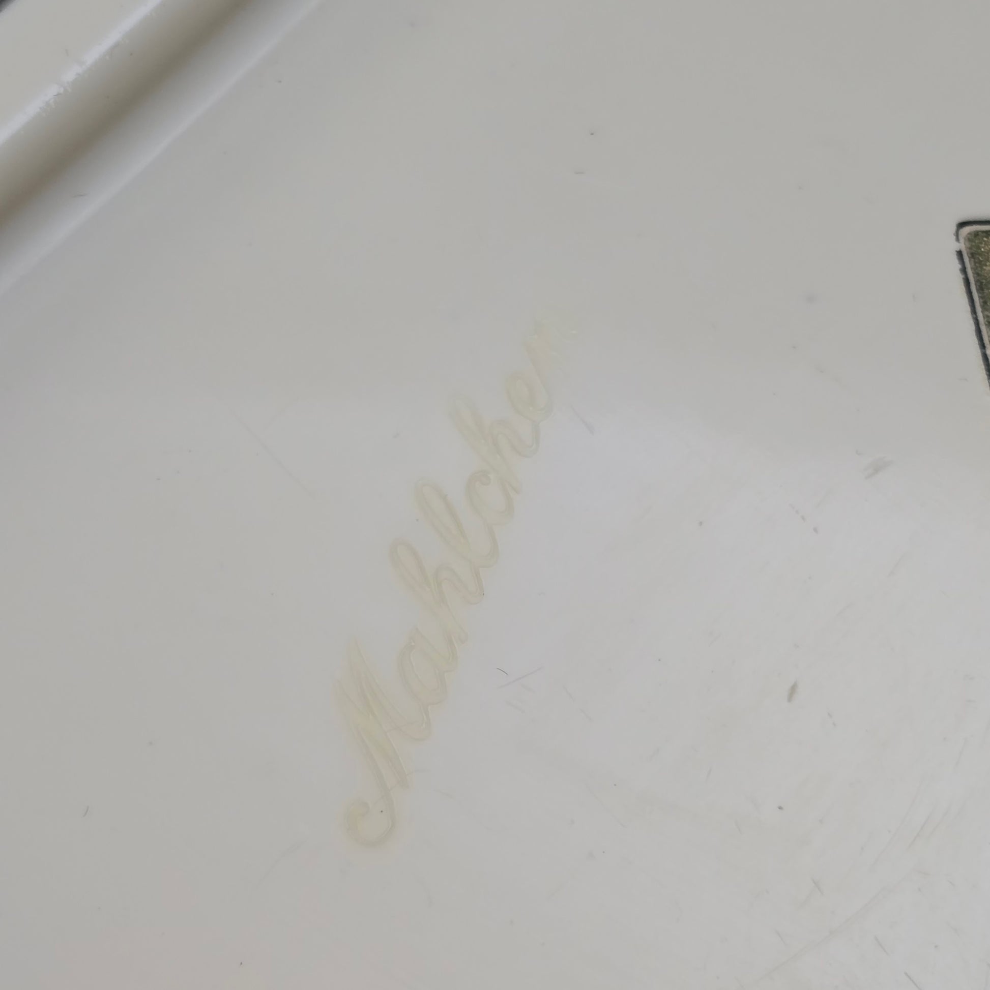 Dienes Handkaffeemühle aus den 1950er-Jahren mit Bakelit-Knauf, Holzgehäuse und funktionsfähigem Mahlwerk.