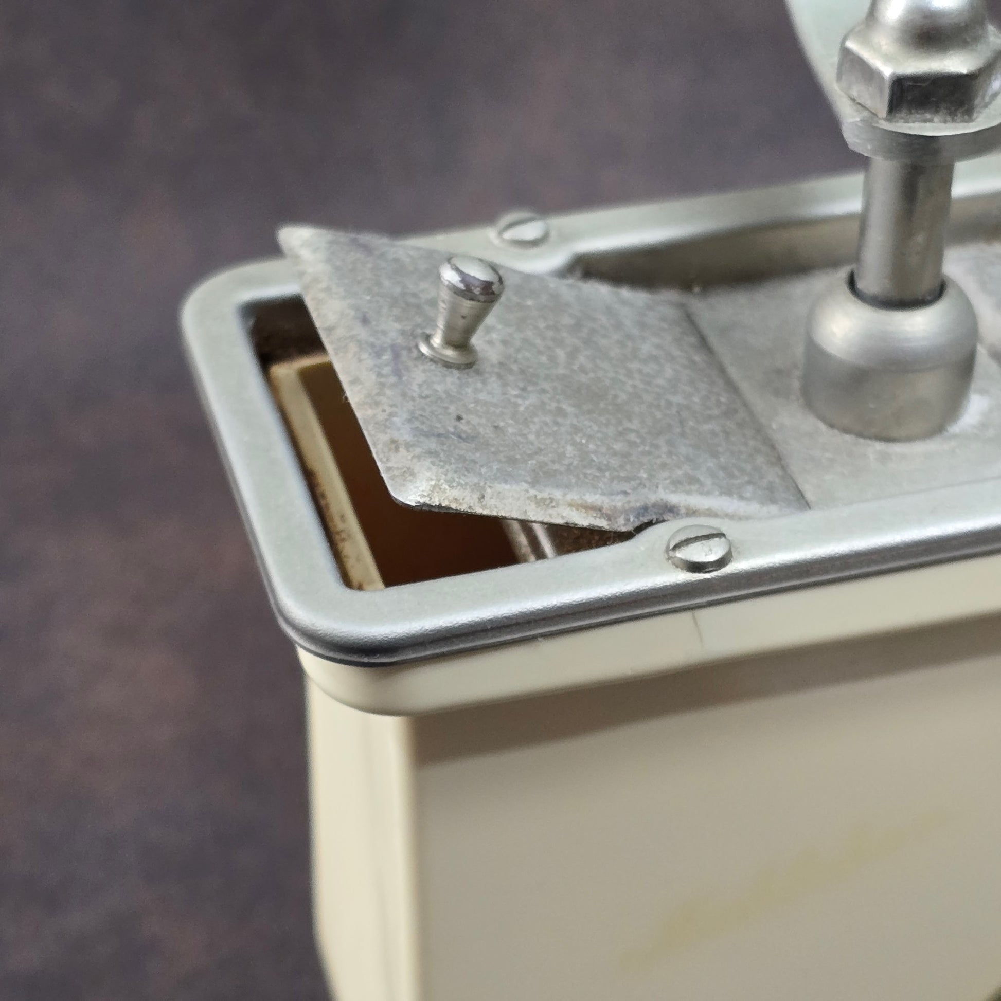 Dienes Handkaffeemühle aus den 1950er-Jahren mit Bakelit-Knauf, Holzgehäuse und funktionsfähigem Mahlwerk.