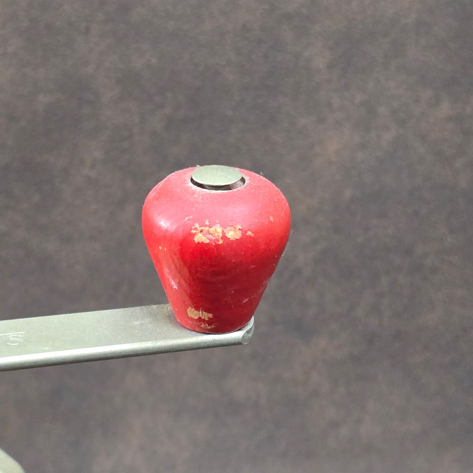 Dienes Handkaffeemühle aus den 1950er-Jahren mit Bakelit-Knauf, Holzgehäuse und funktionsfähigem Mahlwerk.