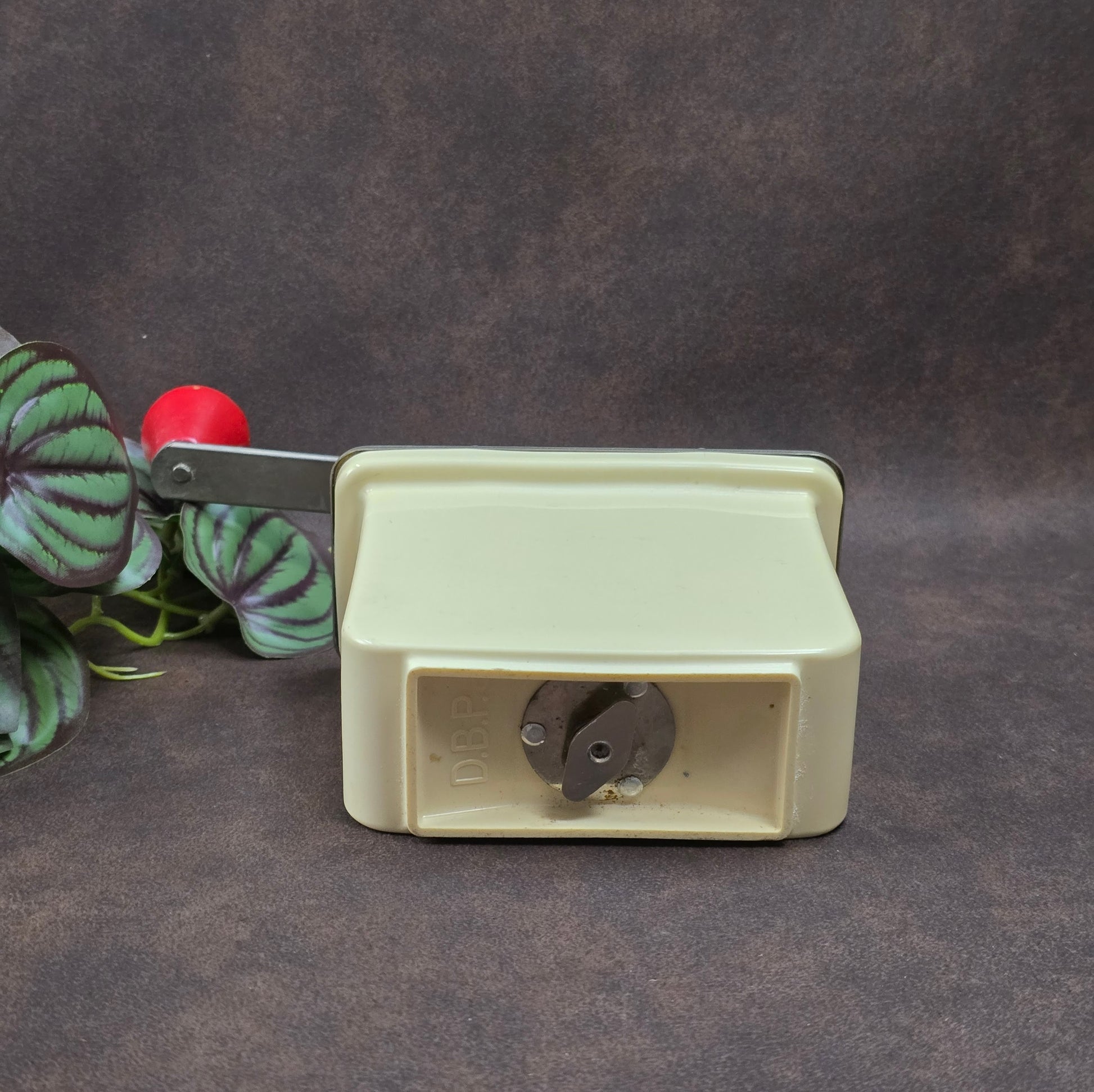 Dienes Handkaffeemühle aus den 1950er-Jahren mit Bakelit-Knauf, Holzgehäuse und funktionsfähigem Mahlwerk.