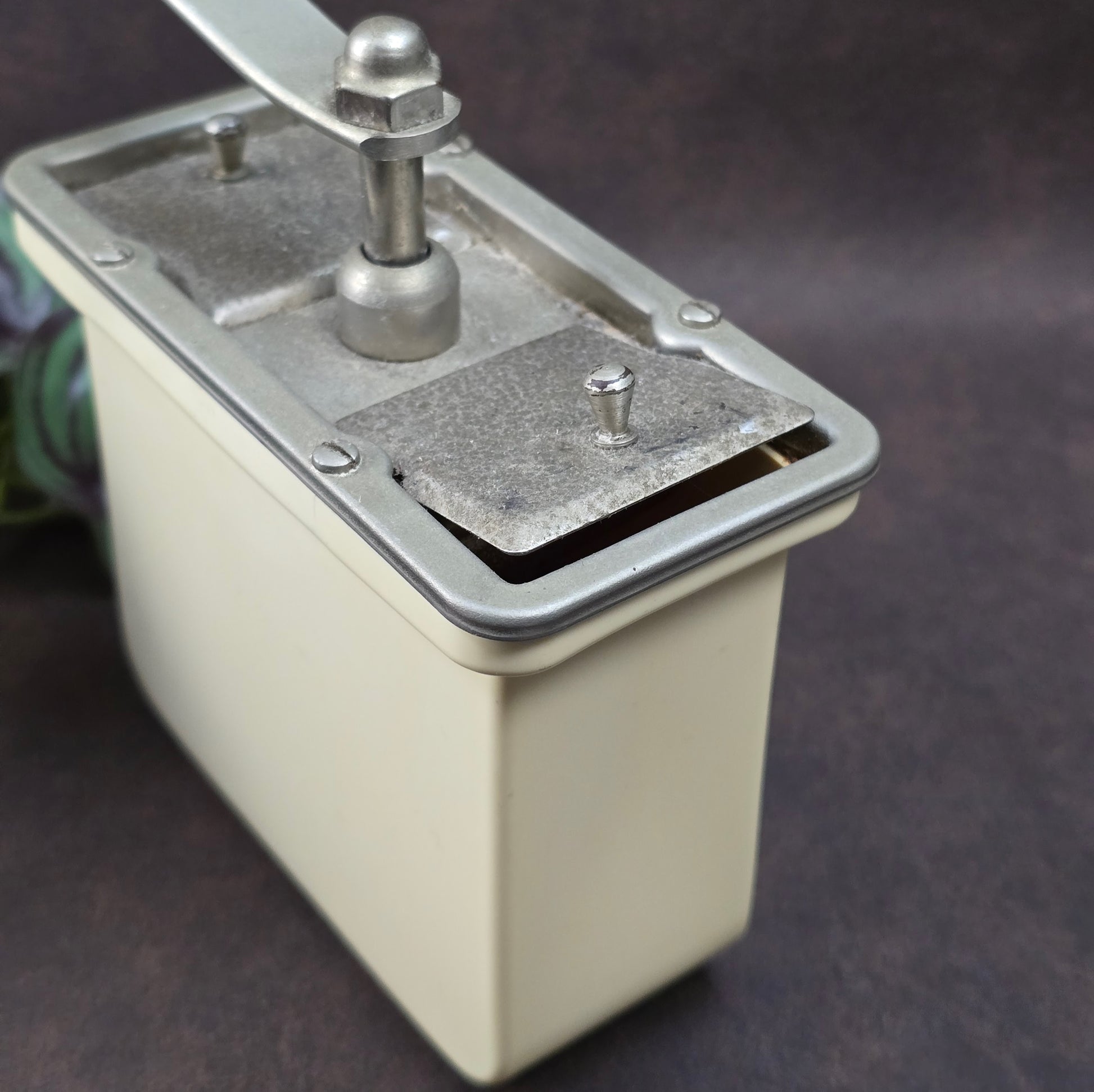 Dienes Handkaffeemühle aus den 1950er-Jahren mit Bakelit-Knauf, Holzgehäuse und funktionsfähigem Mahlwerk.