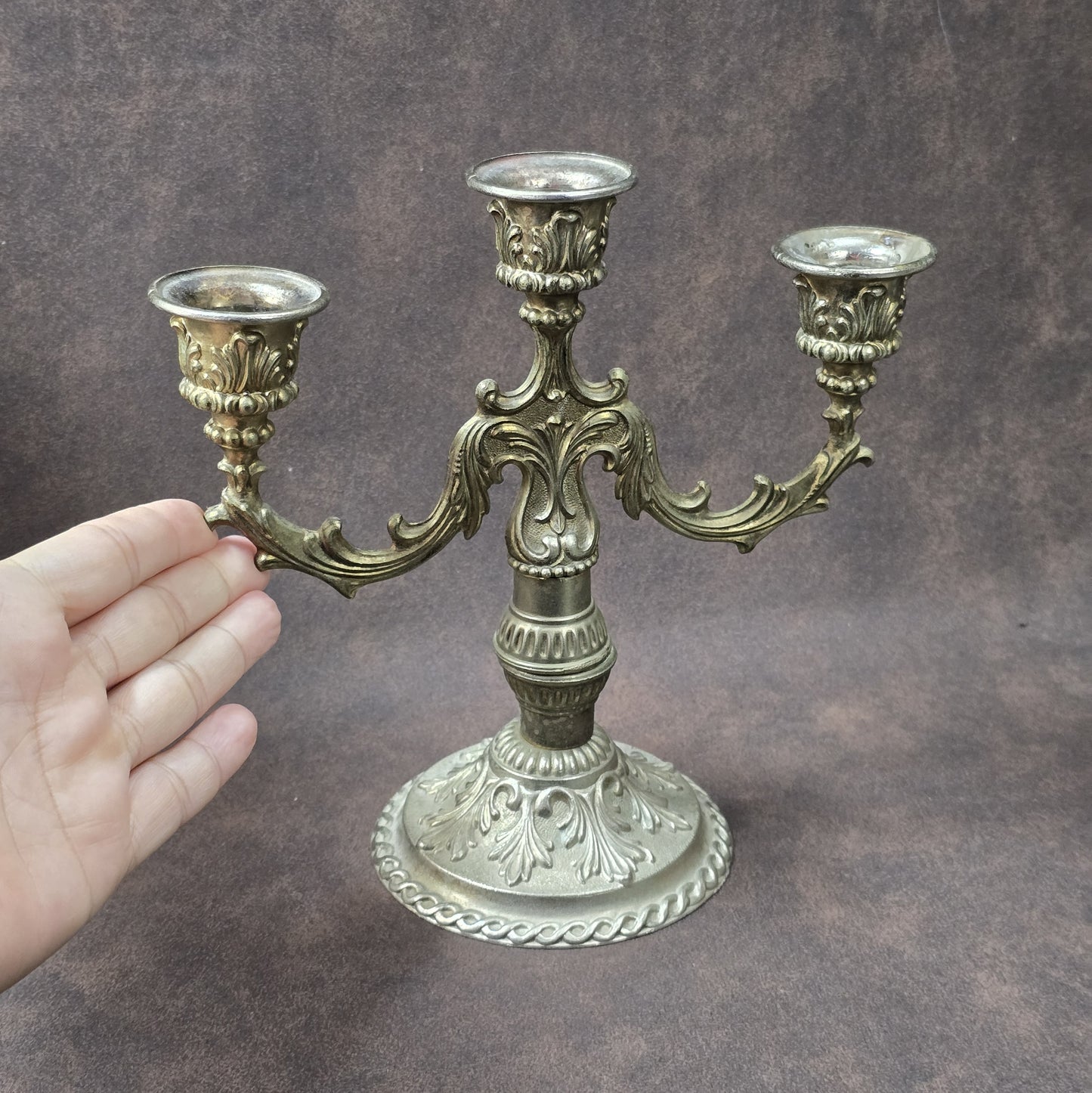Dreiflammiger Kerzenleuchter aus den 1950–70ern im Rokoko-Stil, Zinkdruckguss mit Bronzepatina, französisches Vintage-Dekorstück.