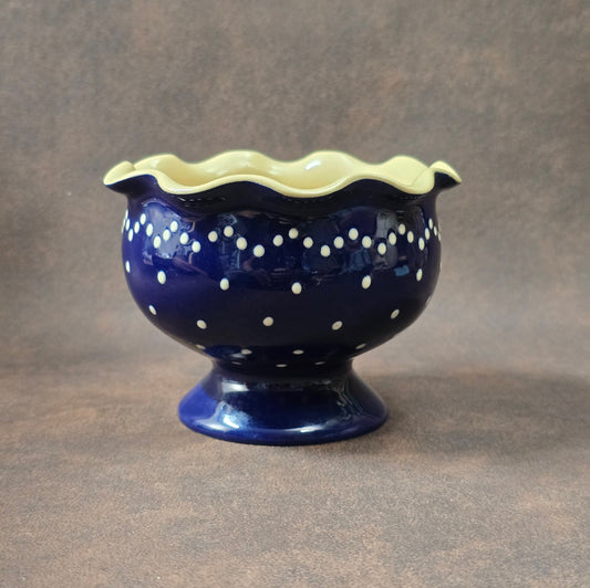 Echt Bürgeler Schale in Blau-Weiß mit Pünktchen, gewelltem Rand und Fuß. Deutschland, 1990er–2000er. Sehr guter Zustand, innen leichtes Craquelé. Charmanter Landhaus-Akzent.