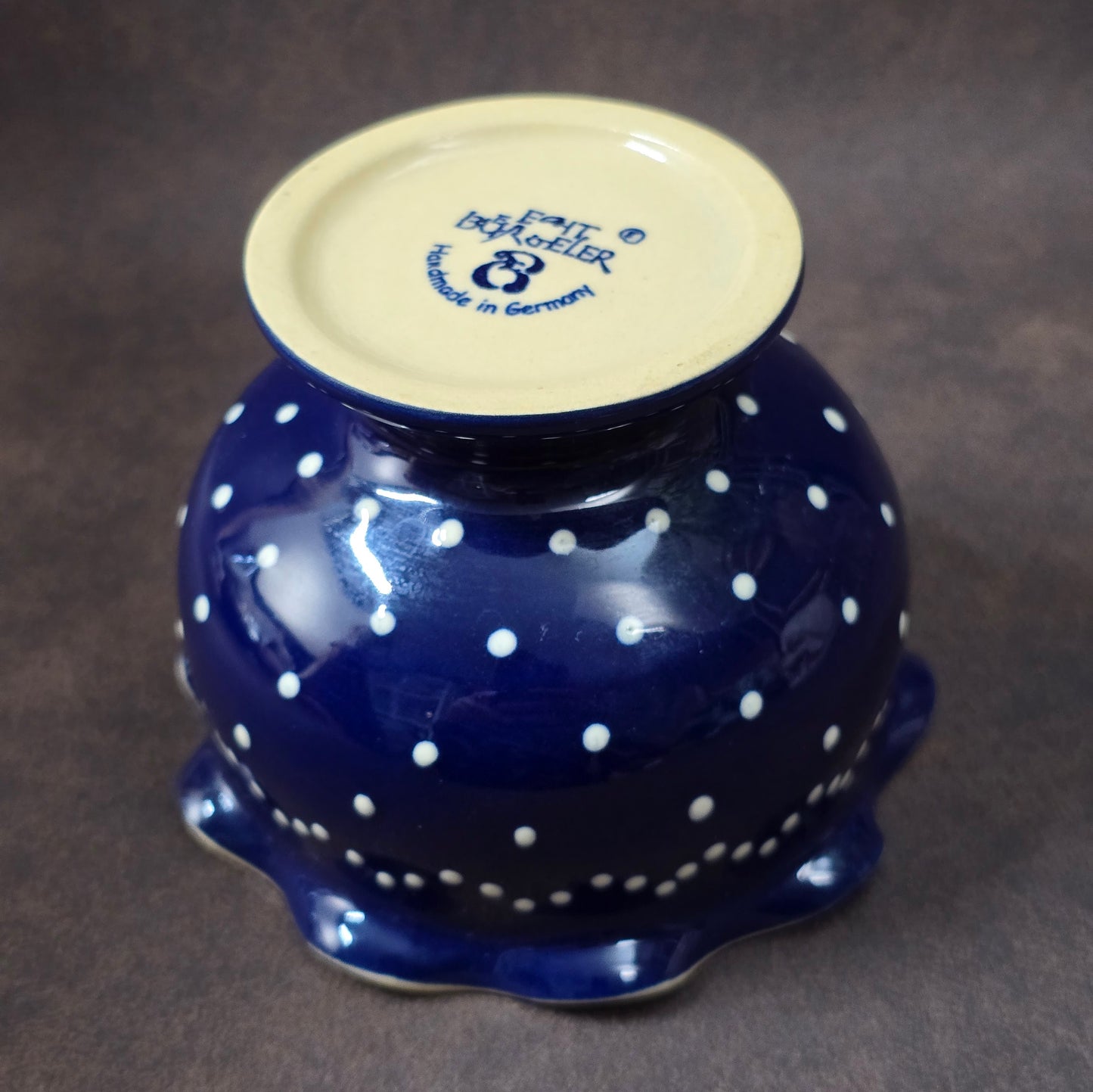Echt Bürgeler Schale in Blau-Weiß mit Pünktchen, gewelltem Rand und Fuß. Deutschland, 1990er–2000er. Sehr guter Zustand, innen leichtes Craquelé. Charmanter Landhaus-Akzent.