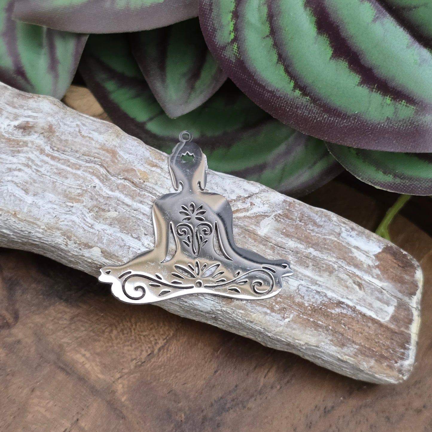 Edelstahl-Anhänger „Buddha“, 37 mm silbern – Symbol für Achtsamkeit & spirituelle Klarheit. Perfekt für Meditationsschmuck, Ketten & Armbänder.
