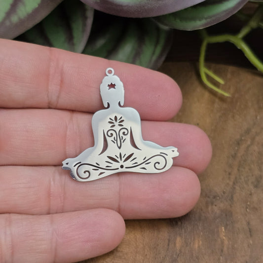 Edelstahl-Anhänger „Buddha“, 37 mm silbern – Symbol für Achtsamkeit & spirituelle Klarheit. Perfekt für Meditationsschmuck, Ketten & Armbänder.