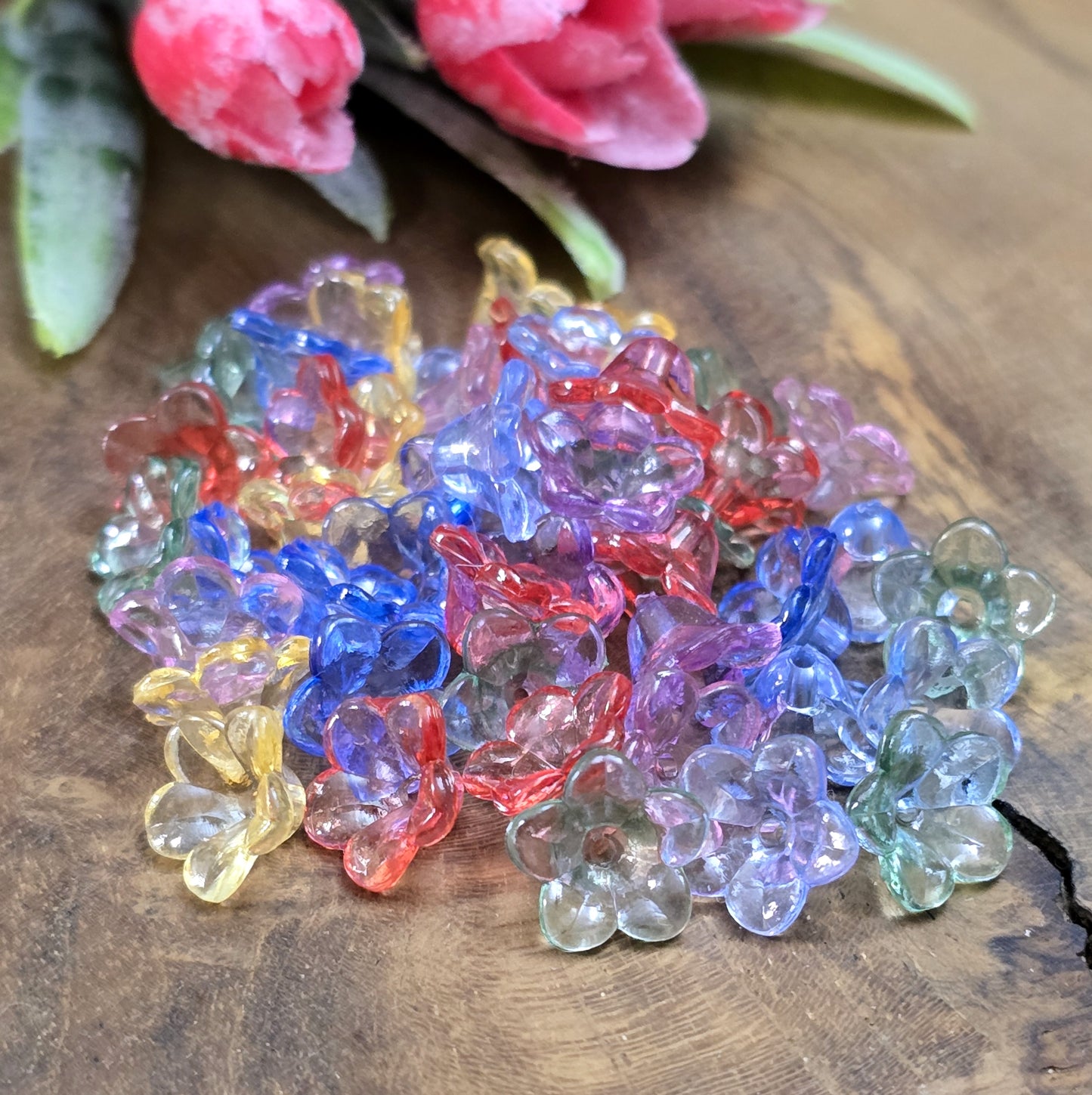 Dieses Set enthält 100 bezaubernde Blumenperlen aus transparentem Acryl im bunten Farbmix. Jede Perle misst 1,2 cm und ist mit 5 zarten Blütenblättern gestaltet. Das praktische Loch in der Mitte ermöglicht ein einfaches Auffädeln und macht sie perfekt für vielseitige kreative Projekte.