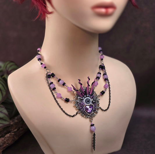 Einzigartiger Statement-Choker mit Kristallherz, Auge & pinken Stacheln. Handgemacht, rosa-schwarz – für dein Punky Power Outfit mit Schutzsymbolik & Stil.