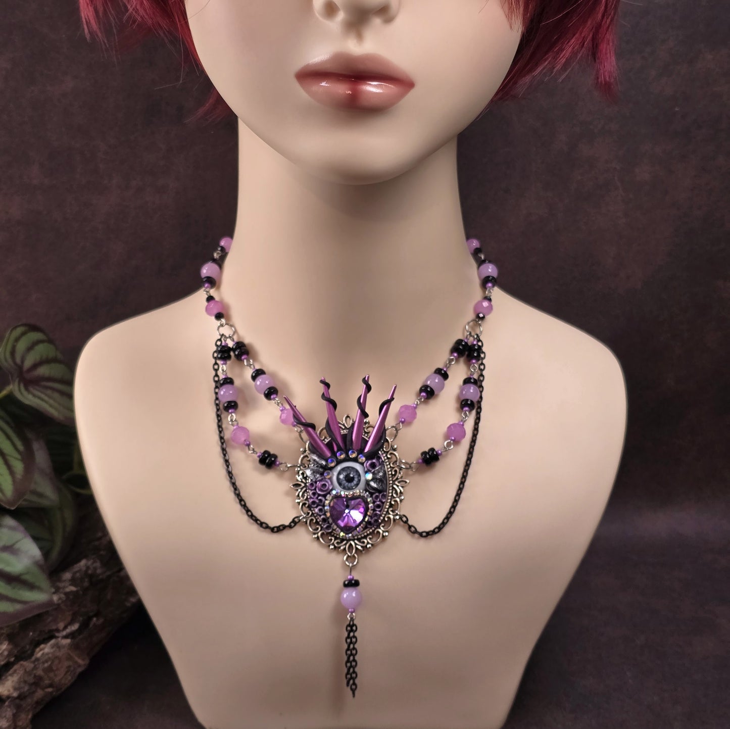 Einzigartiger Statement-Choker mit Kristallherz, Auge & pinken Stacheln. Handgemacht, rosa-schwarz – für dein Punky Power Outfit mit Schutzsymbolik & Stil.