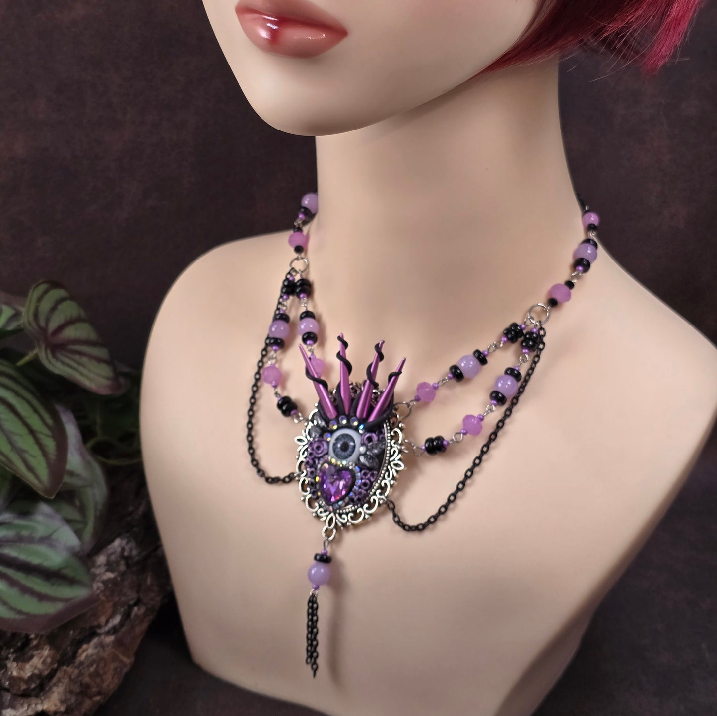 Einzigartiger Statement-Choker mit Kristallherz, Auge & pinken Stacheln. Handgemacht, rosa-schwarz – für dein Punky Power Outfit mit Schutzsymbolik & Stil.