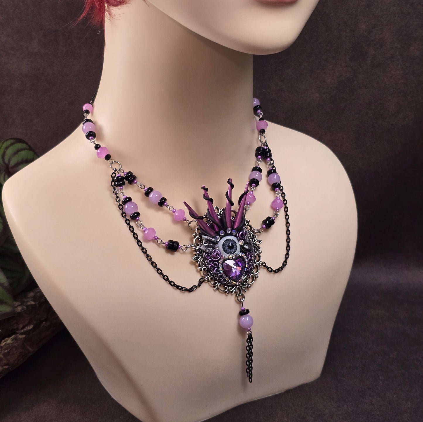 Einzigartiger Statement-Choker mit Kristallherz, Auge & pinken Stacheln. Handgemacht, rosa-schwarz – für dein Punky Power Outfit mit Schutzsymbolik & Stil.