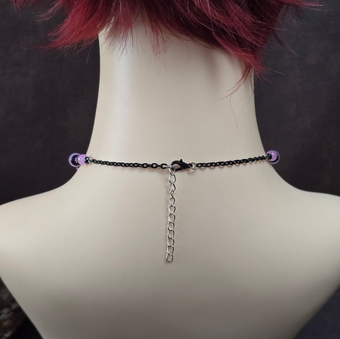 Einzigartiger Statement-Choker mit Kristallherz, Auge & pinken Stacheln. Handgemacht, rosa-schwarz – für dein Punky Power Outfit mit Schutzsymbolik & Stil.