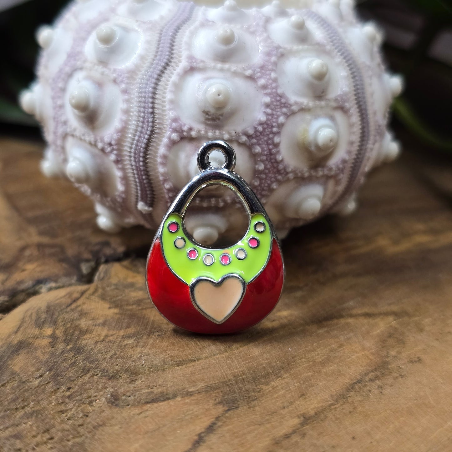 Emaillierter Taschen-Charm, Rot/Silber, ca. 25×18 mm. Metall, leicht (2,8 g). Ideal für Schmuckherstellung, Schlüsselanhänger & Taschenschmuck. 1 Stück.