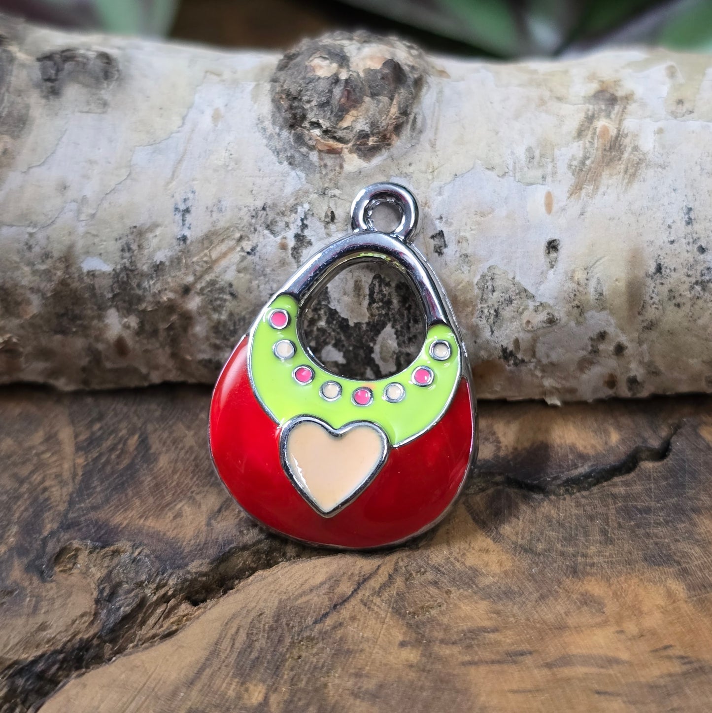 Emaillierter Taschen-Charm, Rot/Silber, ca. 25×18 mm. Metall, leicht (2,8 g). Ideal für Schmuckherstellung, Schlüsselanhänger & Taschenschmuck. 1 Stück.