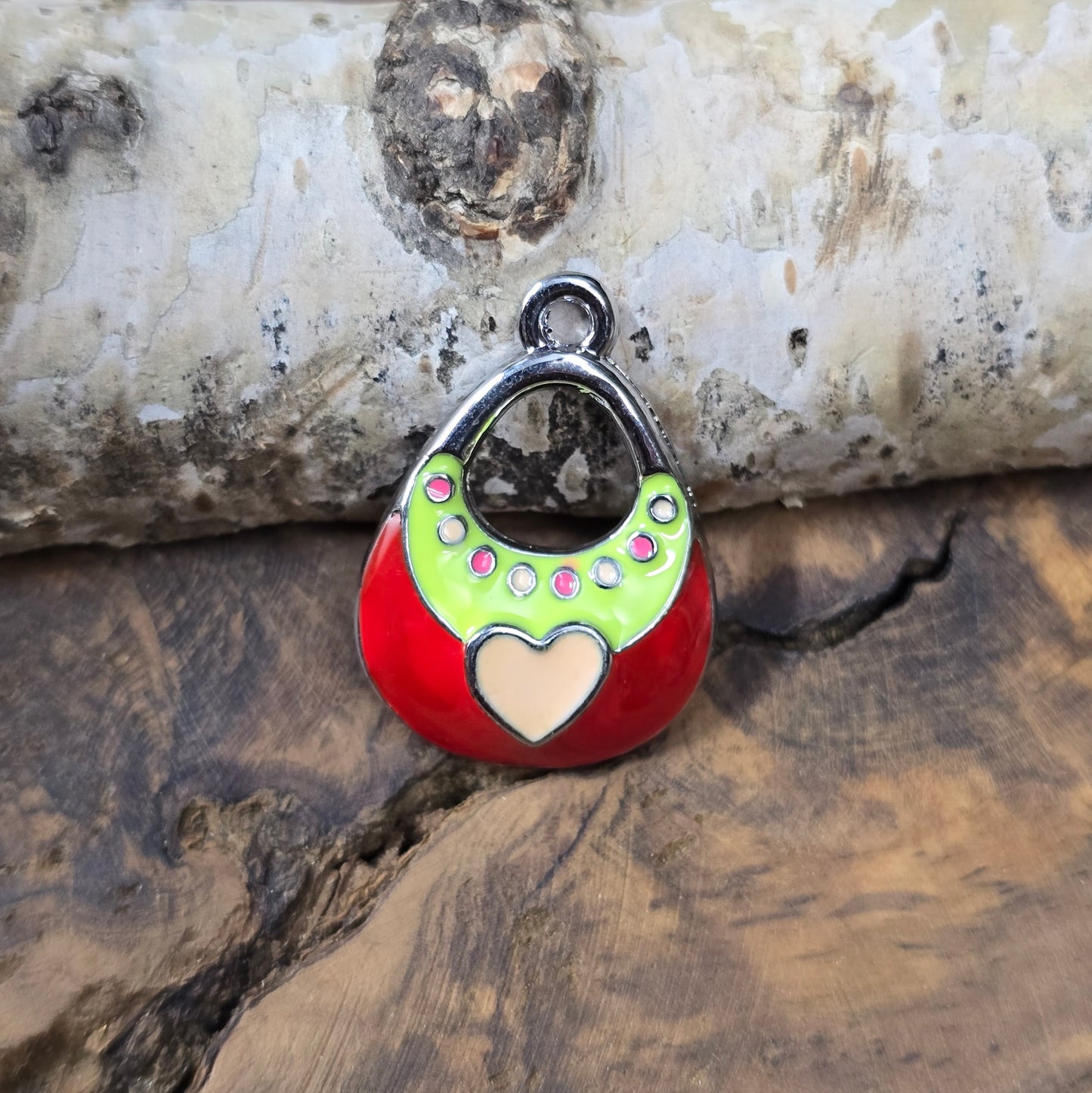 Emaillierter Taschen-Charm, Rot/Silber, ca. 25×18 mm. Metall, leicht (2,8 g). Ideal für Schmuckherstellung, Schlüsselanhänger & Taschenschmuck. 1 Stück.