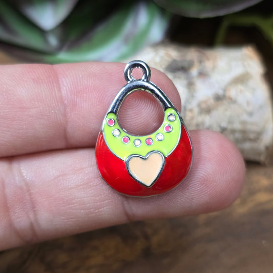 Emaillierter Taschen-Charm, Rot/Silber, ca. 25×18 mm. Metall, leicht (2,8 g). Ideal für Schmuckherstellung, Schlüsselanhänger & Taschenschmuck. 1 Stück.