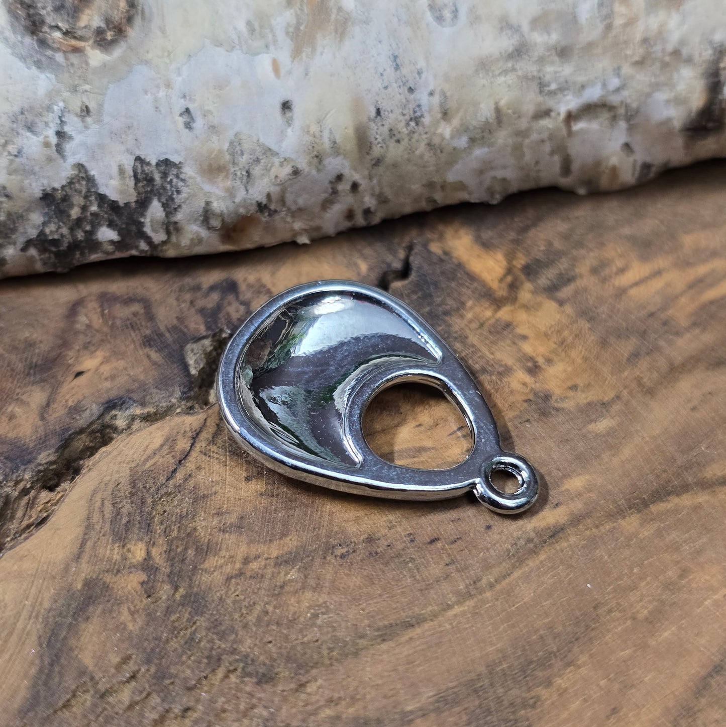 Emaillierter Taschen-Charm, Rot/Silber, ca. 25×18 mm. Metall, leicht (2,8 g). Ideal für Schmuckherstellung, Schlüsselanhänger & Taschenschmuck. 1 Stück.
