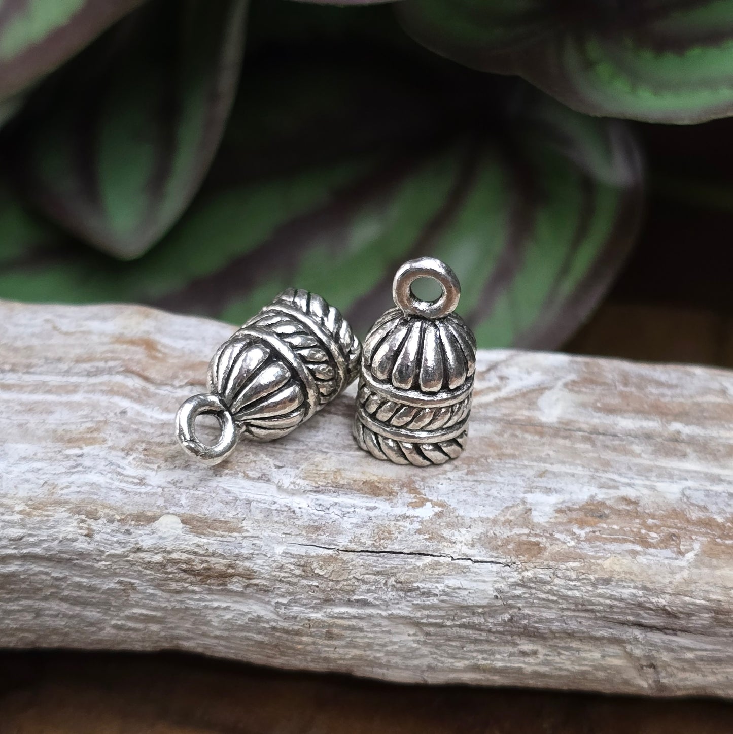 2 Ethno-Kappen für Quasten oder Bänder – antik silberfarben, 15×9 mm – 6 mm Innenmaß – ideal für DIY-Schmuck & kreative Anhänger-Projekte.