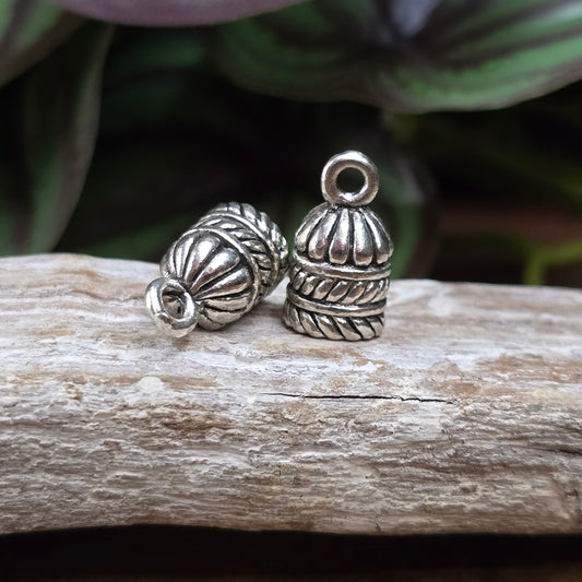 2 Ethno-Kappen für Quasten oder Bänder – antik silberfarben, 15×9 mm – 6 mm Innenmaß – ideal für DIY-Schmuck & kreative Anhänger-Projekte.