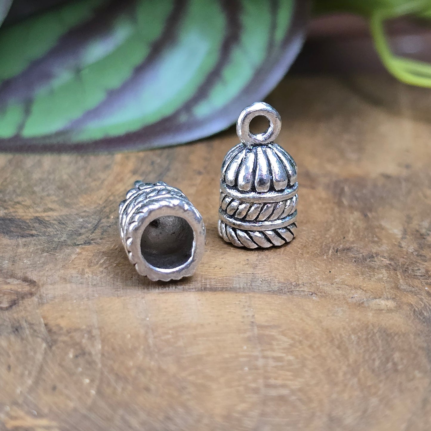 2 Ethno-Kappen für Quasten oder Bänder – antik silberfarben, 15×9 mm – 6 mm Innenmaß – ideal für DIY-Schmuck & kreative Anhänger-Projekte.